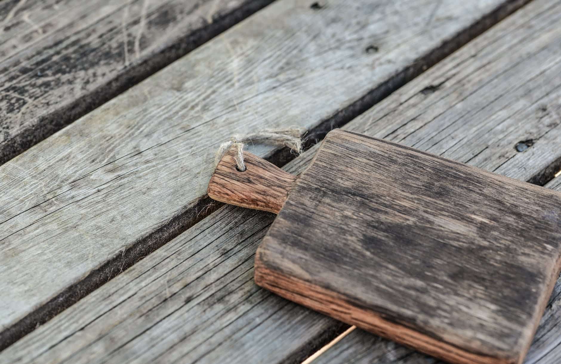brown wooden chopping board closeup photography